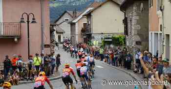 LIVE Tour de France 2024 | Tadej Pogacar ontsnapt aan valpartij, sprintkansen voor Groenewegen en Jakobsen