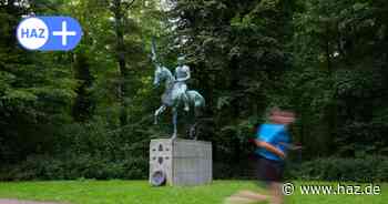 Von Unbekannten abgesägt: Reiterdenkmal in Hannovers Eilenriede ist zurück