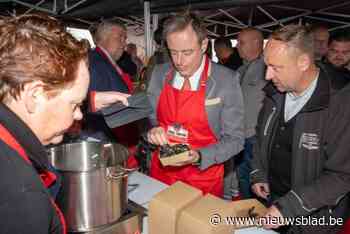 De Wever proeft, tussen regeringsvormen door, eerste Zeeuwse mosselen in Antwerpen: “Mosselen met friet zijn hier nog steeds een nationaal gerecht”