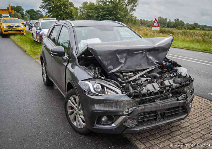 Auto klapt achterop vrachtwagen tussen Dieren en Doesburg