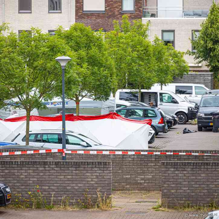 Witte auto verzegeld en afgevoerd voor onderzoek naar dode vrouw: "Achterklep stond open"