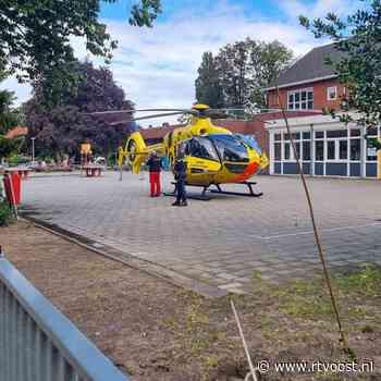 Traumahelikopter landt op schoolplein in Hengelose woonwijk