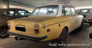 Bonte stoet oldtimers en auto’s onder dikke laag stof in gratis parkeergarage in Elst: ‘Dit is onwenselijk’