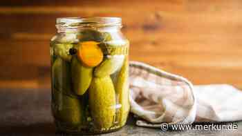 Gurkenwasser nicht wegkippen – es hilft Pflanzen gleich zweifach