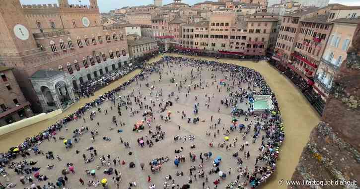 Nuovo rinvio per il Palio di Siena a causa della pioggia: l’ultima volta che una Carriera fu spostata di due giorni fu nel 1979