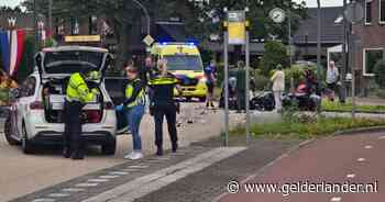 Automobilist rijdt onder invloed twee personen op motor aan, slachtoffers naar het ziekenhuis