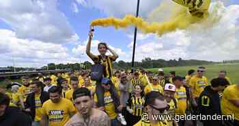 Dringend verzoek aan gemeente om Vitesse te steunen, supporters hangen spandoeken op in raadszaal: ‘Het is stil aan de overkant’