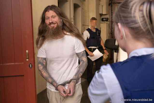 Davy Vanlommel, de geïnterneerde die zich nooit zomaar bij de zaken neerlegt, dagvaardt gevangenis wegens nachtlawaai