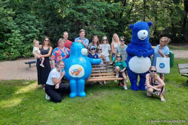 Warme William-zitbank reist door de stad: “Jongeren aanzetten om naar elkaar te luisteren”