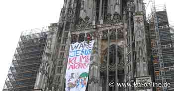Klimaaktivisten klettern auf Ulmer Münster: Banner in 70 Meter Höhe