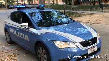 Blitz al centro massaggi: due ragazze si lanciano dal balcone per sfuggire ai controlli