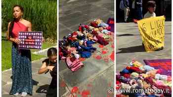 Blitz alla Rai, bambole e vernice rossa sotto al cavallo: "Femminicidi raccontati in modo imbarazzante"