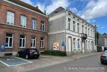 “Eén kandidaat in zeven maanden tijd”: oud-gemeentehuis en aanpalende panden na lange procedure verkocht voor bijna helft minder dan geschat
