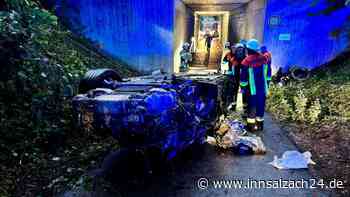 Sportwagen rutscht Leitplanke entlang und stürzt Abhang hinab – Fahrer schwer verletzt