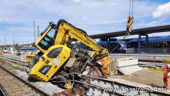 Bagger kippt am Bahnhof Freilassing ins Gleis – Zug mit Notbremsung