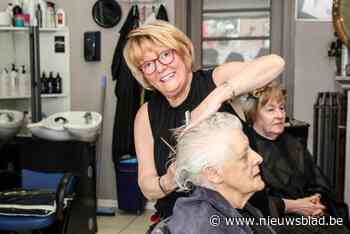Kapster Elga denkt na vijftig jaar haarknippen nog lang niet aan stoppen: “Ik leg mijn gouden schaar nog niet neer”