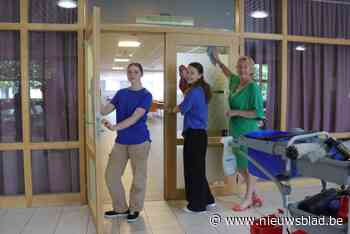 Marie (15) en Siska (16) doen vakantiejob bij stad: “Het is een afwisselende job”