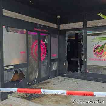 Burgemeester Bleker sluit zonnestudio in Enschede na explosie