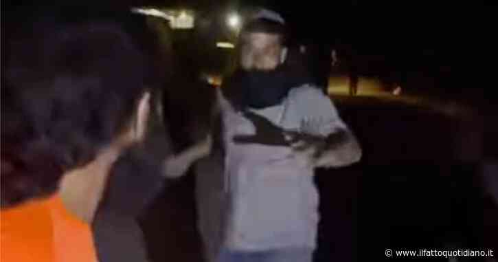 Cisgiordania, coloni israeliani attaccano villaggio di Masafer Yatta: bruciate case e raccolti agricoli, pietre contro le auto palestinesi