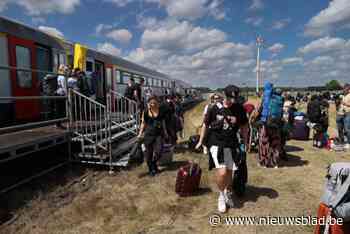 Eerste festivalgangers komen met trein rechtstreeks aan op terrein Rampage Open Air: “Het feest begon al in onze wagon”