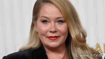 Rasieren Impossible: Christina Applegate scherzt über ihren "Busch"