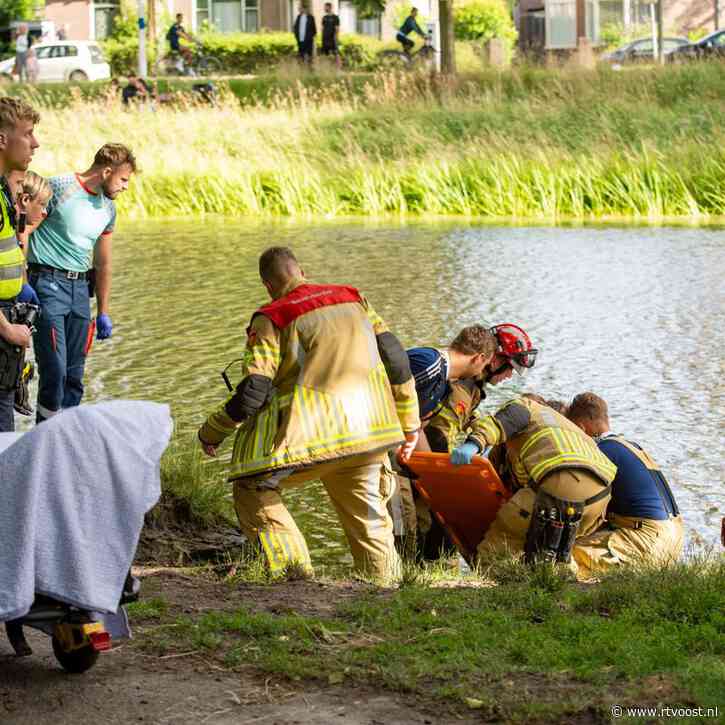 Hoogzwangere moeder komt half onder water vast te zitten bij poging kind te redden
