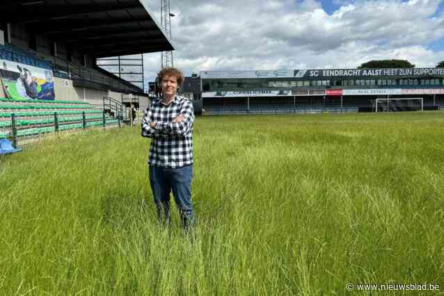 Stadion Eendracht Aalst totaal verloederd na uitzetting bestuur, gras komt zelfs tot aan de knieën: “Dit heb ik nog nooit gezien”