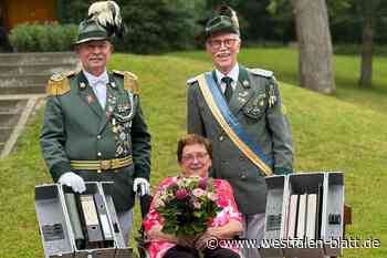 Hannelore Herzog überreicht Bürgerschützengilde Bad Driburg ihr Archiv