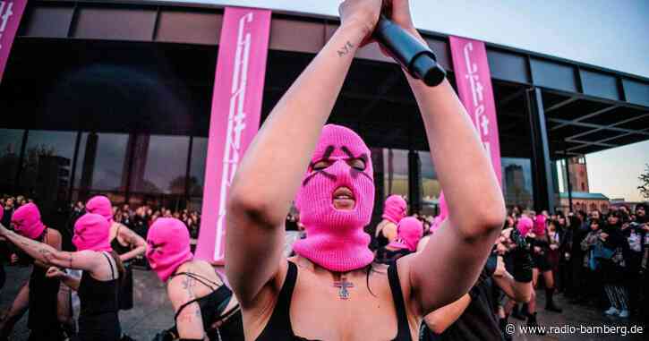 Punk unterm Regenbogen – Pussy Riot protestieren in Berlin