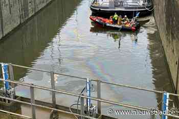 Schip maakt water en lekt olie nadat het schroef verliest aan sluis van Wijnegem: brandweer ter plaatse