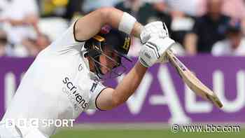 Warwickshire strengthen grip against Somerset