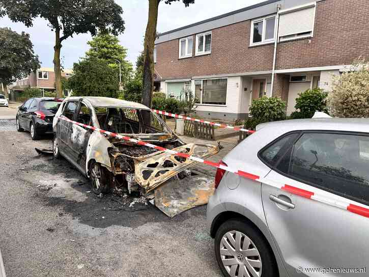 Politie doet onderzoek naar brandstichting bij auto