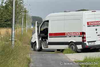 Botsing tussen motor en bestelwagen op N17: motorrijder zwaargewond naar ziekenhuis overgebracht