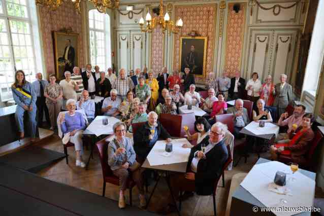 Volle trouwzaal voor viering van 14 gouden en 8 diamanten koppels