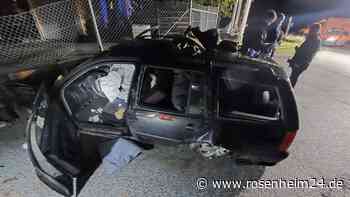 Flucht vor Polizei endet tödlich: Autofahrer rast auf der B12  in den Tod