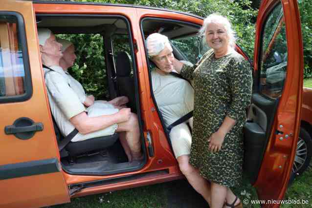 Nathalie (53) maakt levensgrote poppen van haar vier kinderen en rijdt ermee rond: “Naar hun stamcafé, of naar de kliniek waar ze geboren zijn”