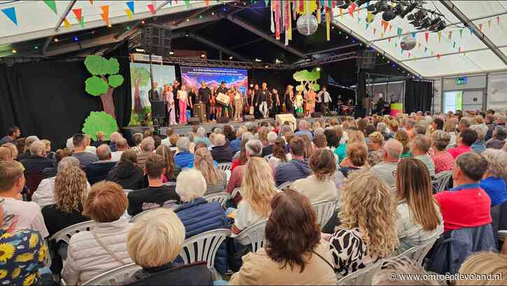 Creil - Publiek geniet van uitverkochte revue van Creil: 'Alles lekker aangedikt'