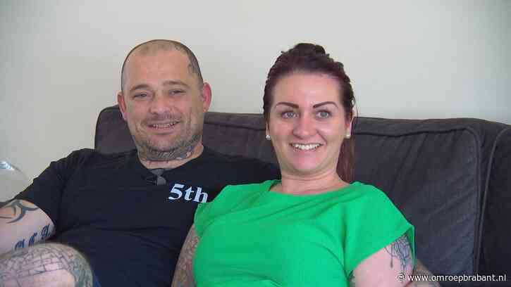 Bruiloftsfeest of niet: Angelique en Tonnie kijken Oranje op groot scherm