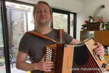 “Hier is ‘m terug!” Muzikant Klaas dolgelukkig nadat gestolen accordeon na twee maanden opnieuw terecht is