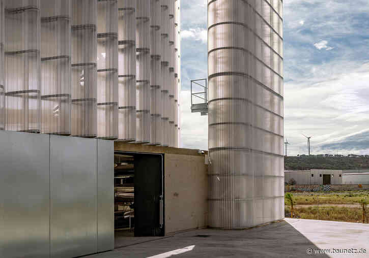 Helle Haube für warmes Wasser
 - Kraftwerk in Palencia von FRPO Rodriguez & Oriol