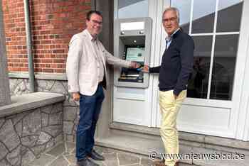 Na meer dan een jaar heeft dorp (eindelijk) weer een bankautomaat: “De banken wilden niet, dus doen we het maar zelf”