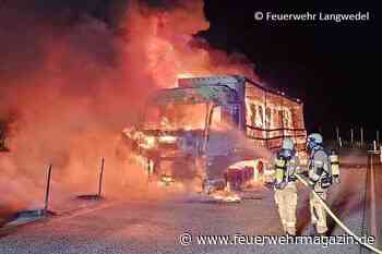 Lkw mit Papierrollen in Vollbrand