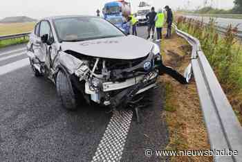 Snelweg E40 afgesloten nadat botsing tussen auto en vrachtwage: truck in schaar in berm