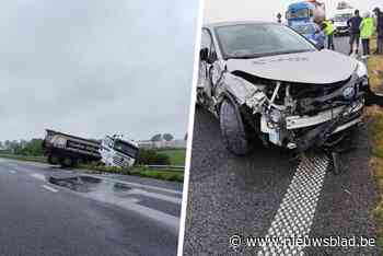 E40 anderhalf uur afgesloten na botsing tussen auto en vrachtwagen: truck in schaar in berm