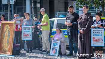 Schutz vor Abtreibungsgegnern: Bundestag will Belästigung Schwangerer vor Kliniken verbieten