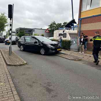 112 Nieuws:  Auto crasht bij wegversmalling in Deventer op verkeerslichten