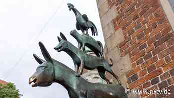 Forderung an den Bürgermeister: Aktivisten beschmieren Bremer Stadtmusikanten mit Farbe