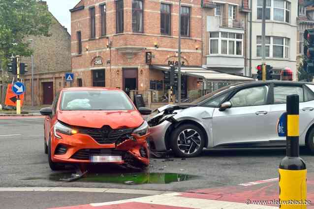 Wagen begint even te roken na aanrijding op kruispunt
