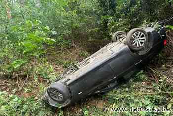 Auto gaat over de kop bij ongeval: vrouw moet uit wagen bevrijd worden, maar komt weg met lichte verwondingen