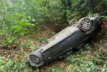 Auto over de kop bij ongeval in Genk: brandweer moet vrouw bevrijden